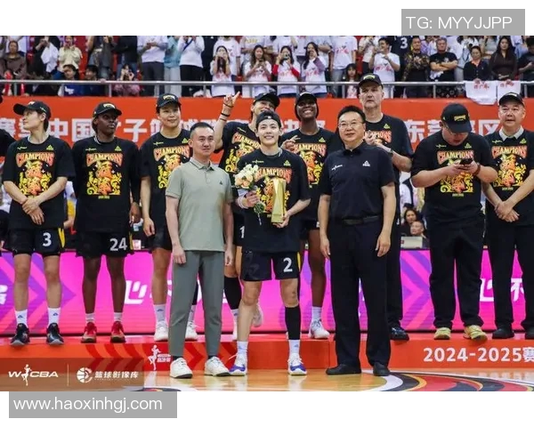 东菀女篮迎战上海女篮全力争胜展现青春风采与团队精神