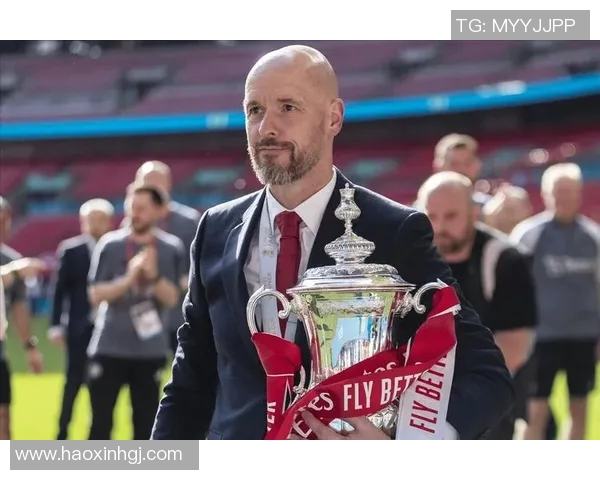 曼联宣布解雇主帅滕哈赫，引发球迷热议，未来路在何方？